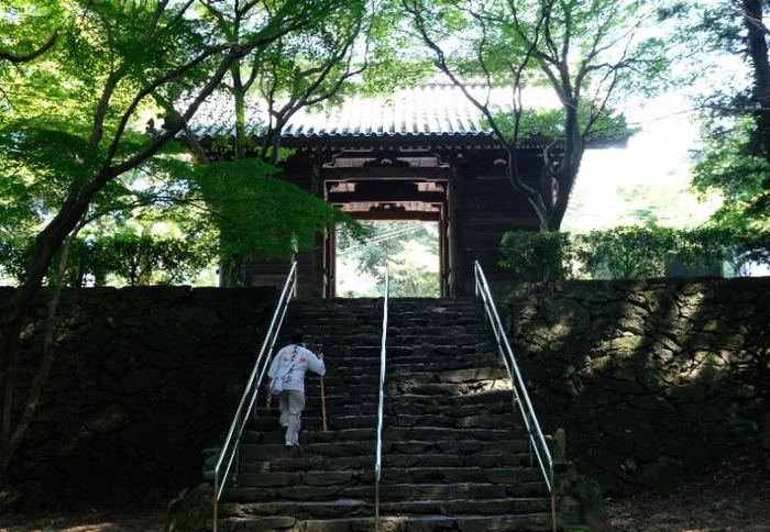 Temple gate along the pilgrimage route